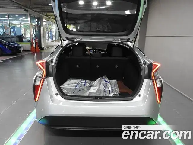 Toyota Prius 2018 — Şəkil 18/20