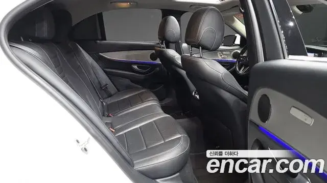 Mercedes-Benz E-Class 2019 — Фото 12/20