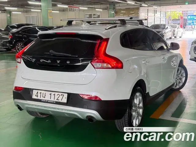 Volvo V40 Cross Country 2018 — Şəkil 8/20