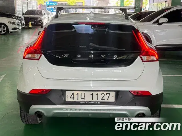 Volvo V40 Cross Country 2018 — Şəkil 19/20