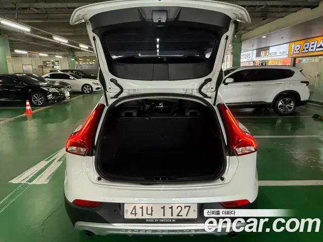 Volvo V40 Cross Country 2018 — Şəkil 12/20