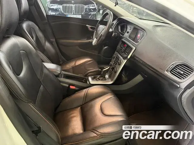 Volvo V40 Cross Country 2018 — Şəkil 17/20