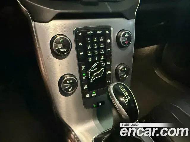 Volvo V40 Cross Country 2018 — Şəkil 16/20
