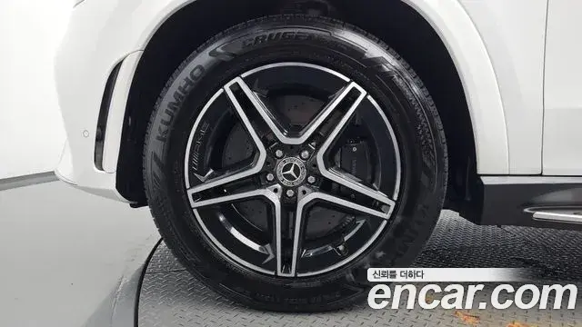 Mercedes-Benz GLE-Class 2019 — Photo 9/37