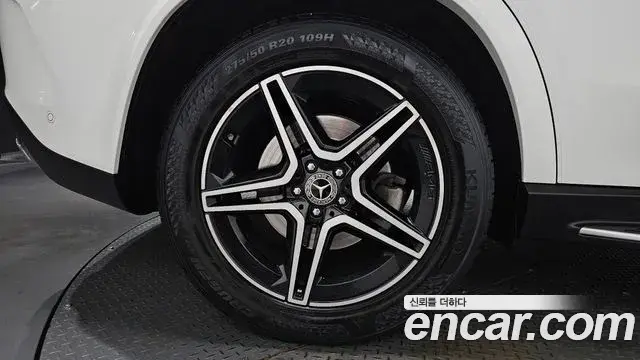 Mercedes-Benz GLE-Class 2019 — Photo 29/37