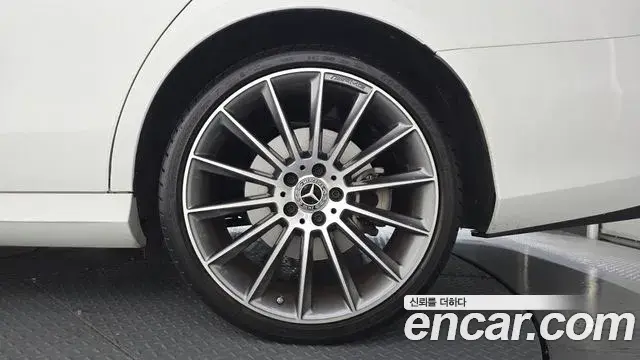 Mercedes-Benz E-Class 2021 — Фото 5/20