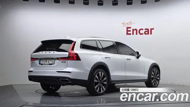 Volvo V60 Cross Country 2021 — Фото 2/20