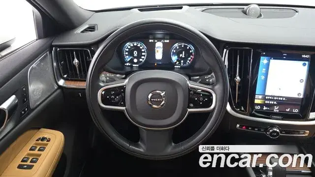Volvo V60 Cross Country 2021 — Фото 13/20