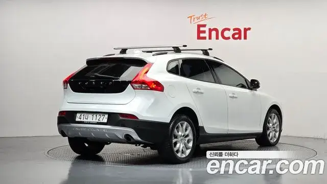 Volvo V40 Cross Country 2018 — Şəkil 15/20