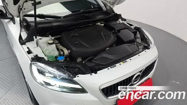 Volvo V40 Cross Country 2018 — Şəkil 17/20