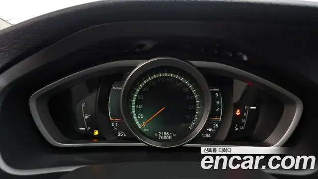 Volvo V40 Cross Country 2018 — Şəkil 13/20