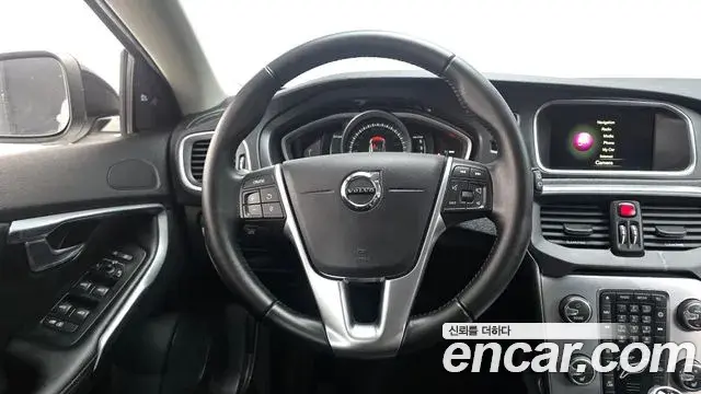Volvo V40 Cross Country 2018 — Şəkil 14/20