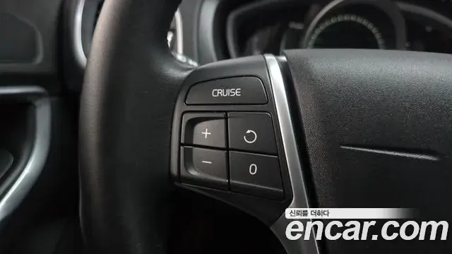 Volvo V40 Cross Country 2018 — Şəkil 18/20