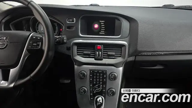 Volvo V40 Cross Country 2018 — Şəkil 9/20