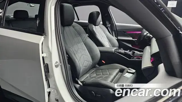 BMW 5 Series 2025 — Фото 12/20