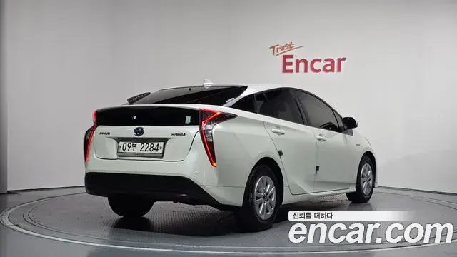 Toyota Prius 2018 — Фото 1/20