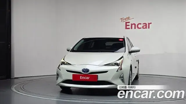 Toyota Prius 2018 — Фото 2/20