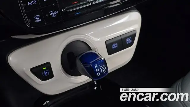 Toyota Prius 2018 — Фото 7/20