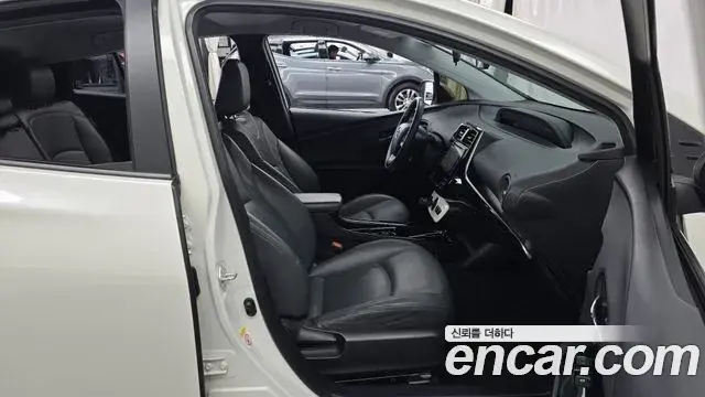Toyota Prius 2018 — Фото 10/20