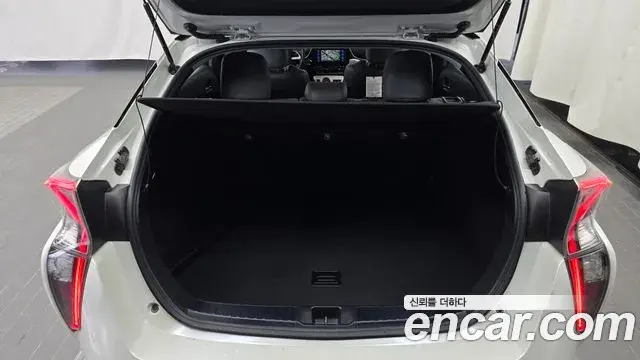 Toyota Prius 2018 — Фото 19/20