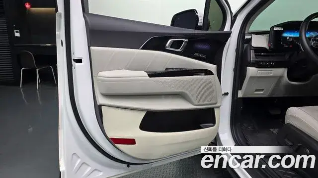 Kia Carnival 2023 — ფოტო 31/32
