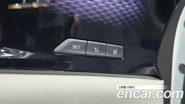 Kia Carnival 2023 — ფოტო 26/32