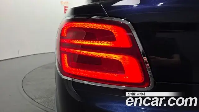 Bentley Flying Spur 2023 — Şəkil 28/36