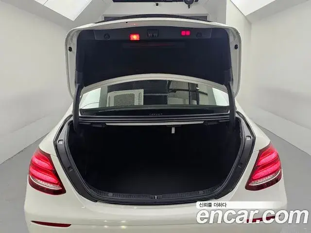 Mercedes-Benz E-Class 2019 — Фото 18/20