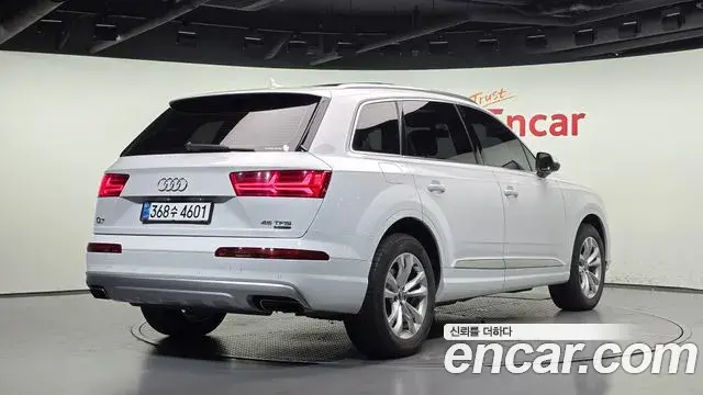 Audi Q7 2019 — Фото 2/20