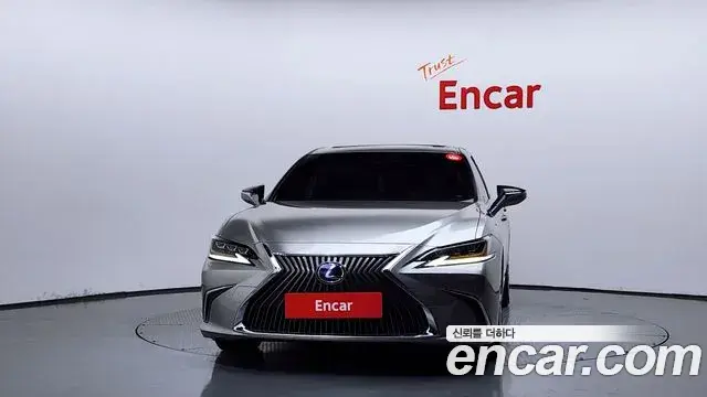 Lexus ES300h 2019 — Фото 3/20