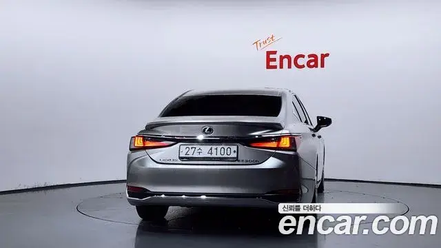 Lexus ES300h 2019 — Фото 4/20