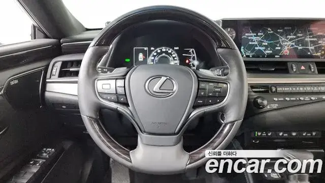 Lexus ES300h 2019 — Фото 13/20