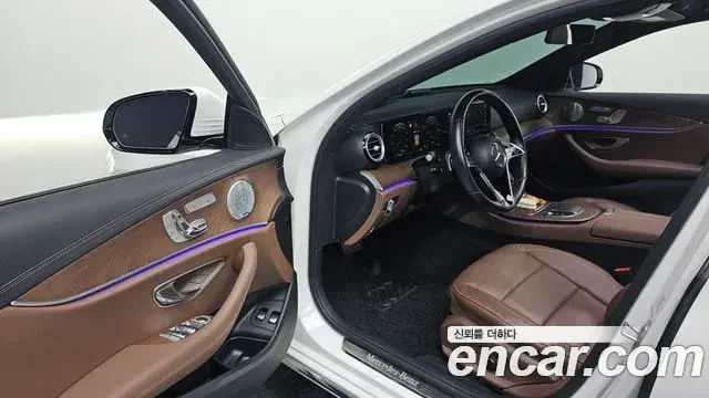 Mercedes-Benz E-Class 2021 — Фото 10/20