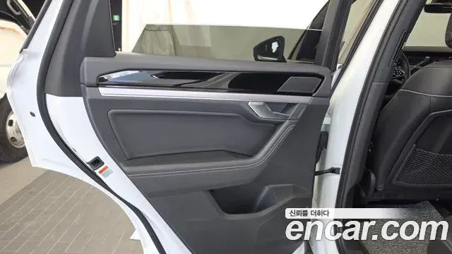 Volkswagen Touareg 2023 — Photo 17/36