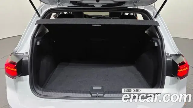 Volkswagen Golf 2023 — Photo 8/33