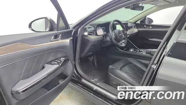 Kia K5 2023 — Şəkil 17/34
