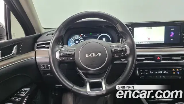 Kia K5 2023 — Şəkil 21/34