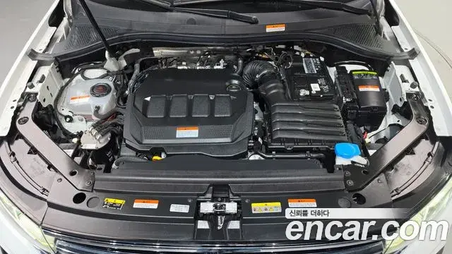 Volkswagen Tiguan 2023 — ფოტო 11/20