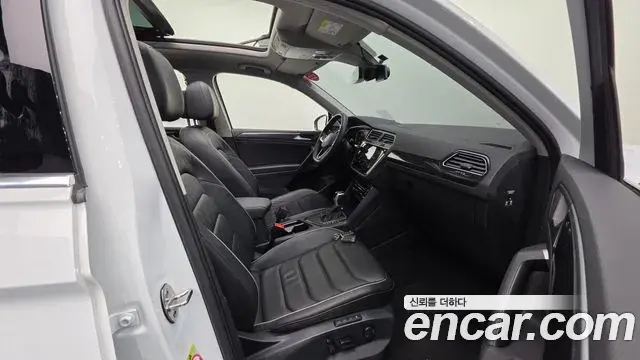 Volkswagen Tiguan 2023 — ფოტო 12/20