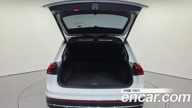 Volkswagen Tiguan 2023 — ფოტო 17/20