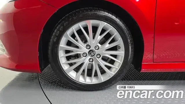 Toyota Camry 2019 — ფოტო 23/30
