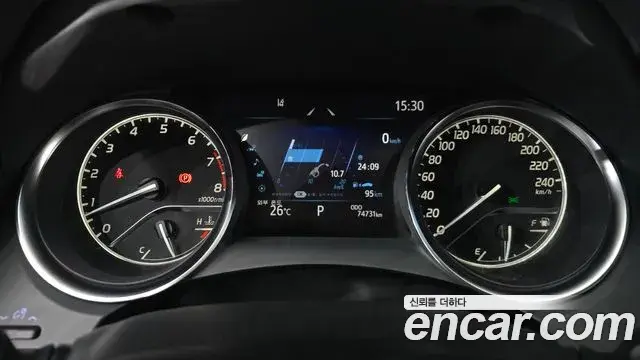 Toyota Camry 2019 — ფოტო 13/30