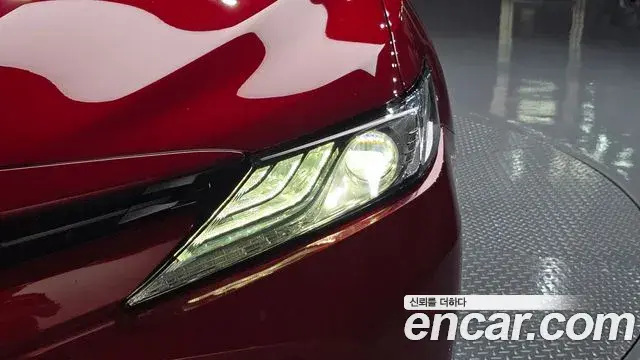 Toyota Camry 2019 — ფოტო 22/30
