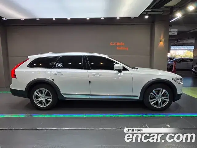 Volvo V90 Cross Country 2018 — ფოტო 16/17