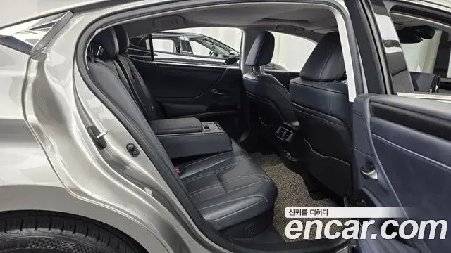 Lexus ES300h 2021 — Şəkil 21/35