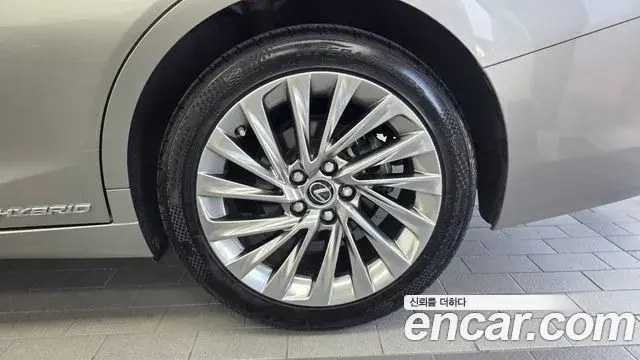 Lexus ES300h 2021 — Şəkil 28/35