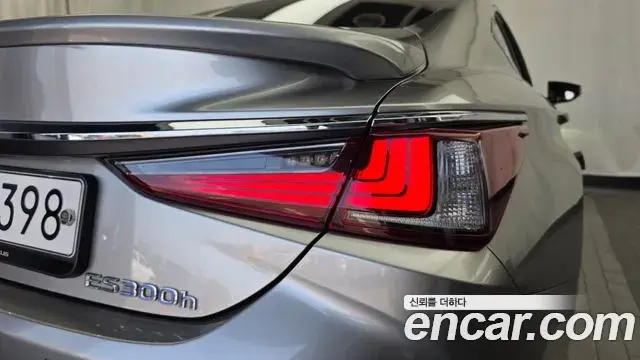 Lexus ES300h 2021 — Şəkil 14/35