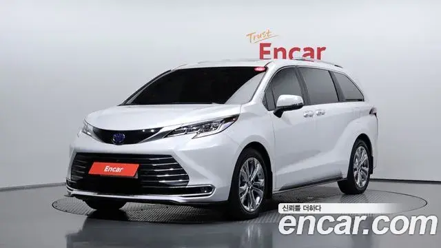 Toyota Sienna 2023 — ფოტო 6/33