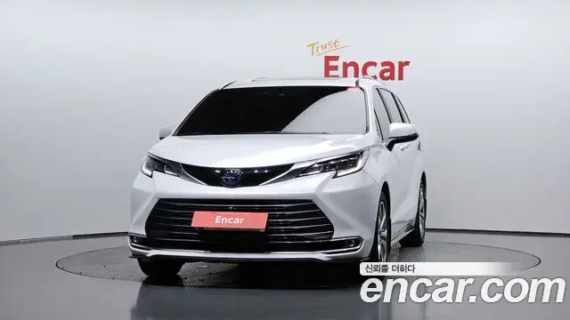 Toyota Sienna 2023 — ფოტო 16/33