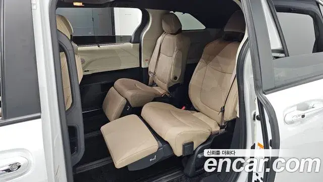 Toyota Sienna 2023 — ფოტო 14/33
